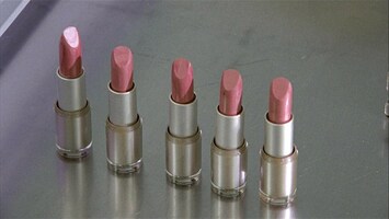 5 rosa Lippenstifte stehen in einer Reihe