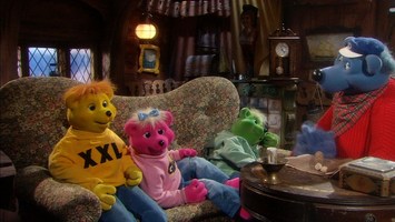Käptn Blaubär erzählt seinen Enkeln eine Geschichte auf dem Sofa.