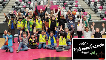 Mausklasse der GGS Finkenhofschule Bonn bei den Telekom Baskets - Gruppenfoto mit Schullogo