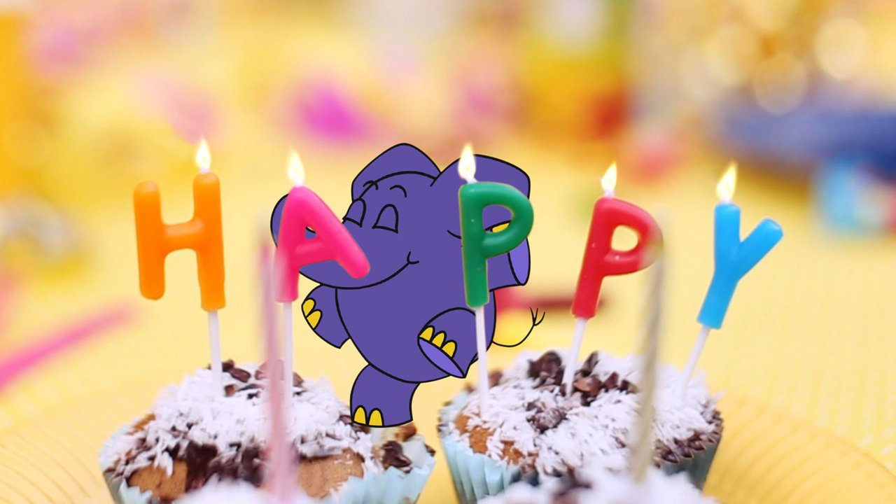 Der animierte Elefant tanzt auf zwei Muffins, hinter Geburtstagskerzen