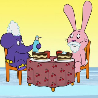 Elefant mit Sahne auf dem Kopf und Hase mit Sahnebart sitzen am Tisch vor Tortenstücken