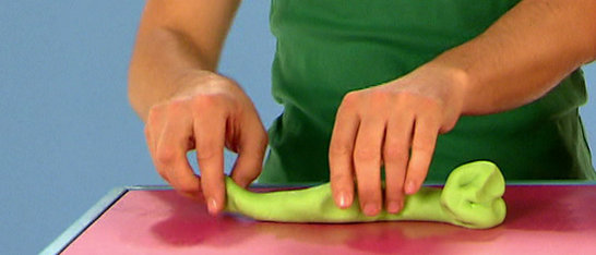Andrés Hände kneten grüne Knete