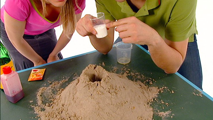 André und Tanja haben einen Sandhügel aufgebaut