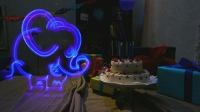 Eine Geburtstagstorte und links daneben ein Lichtelefant; Rechte: wdr