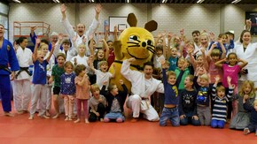 André mit vielen Kindern und der Maus; Rechte: WDR