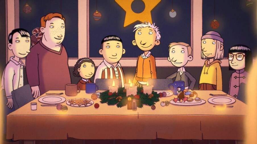 Rico, Oskar und sechs Freunde stehen um einen Tisch. Der Tisch ist gedeckt und weihnachtlich geschmückt. Vier Kerzen brennen.