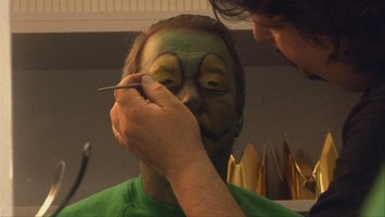 Maskenbildnerin schminkt Christoph fï¿½r den Karneval