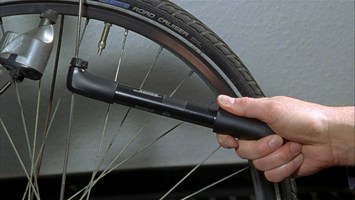 Ein Fahrradreifen und eine Luftpumpe
