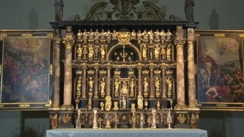 Das Bild zeigt den Altar, "Prahlhans" als Nahaufnahme