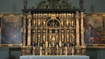 Das Bild zeigt den Altar, "Prahlhans" als Nahaufnahme