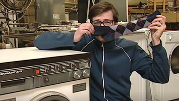 Ralph steht vor einer Waschmaschine und hï¿½lt eine Socke