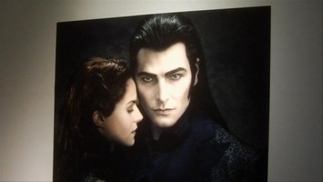 Ein als Vampir geschminkter Mann und eine Frau vor schwarzem Hintergrund