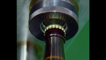 Flasche in Kronkorkenmaschine