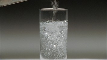 Sprudelndes Wasser in einem Glaskasten