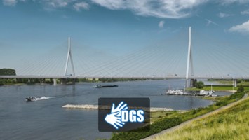 Rhein, Brücke, Schiffe, Wiese, Himmel, DGS-Symbol