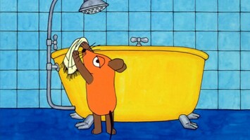 Maus an riesiger Badewanne