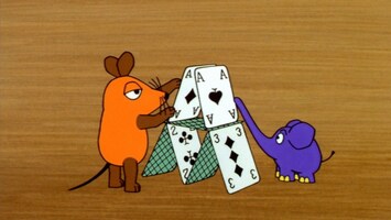 Maus und Elefant bauen Kartenhaus