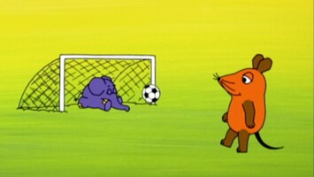 Maus schieï¿½t Fuï¿½ball auf Tor