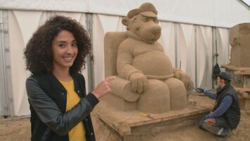 Siham mit Sandskulptur