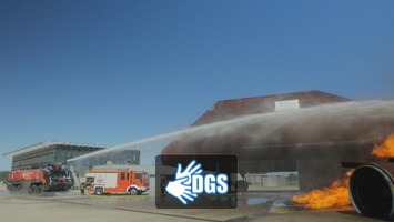 Flughafen-Feuerwehr-Löschfahrzeug in Aktion (DGS)
