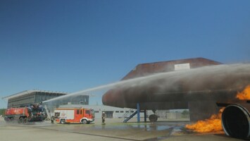Flughafen-Feuerwehr-Lï¿½schfahrzeug in Aktion