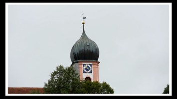 Der Turm einer Kirche in Zwiebelform