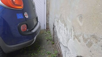 Auto an einer Wand