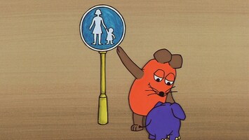 Maus und Elefant stehen bei Verkehrsschild