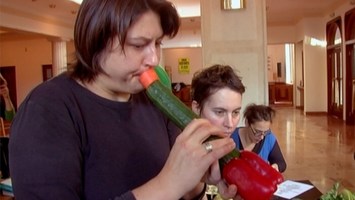 Frau spielt Instrument aus Gurke und Paprika