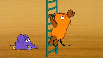 Maus klettert auf Leiter