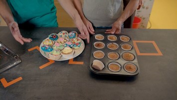 Ein Teller und ein Backbleck mit Muffins