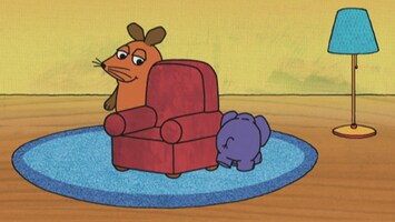 Maus und Elefant an einem Sessel