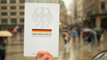 Das Grundgesetz vor verschwommenem Hintergrund einer Fuï¿½gï¿½ngerzone