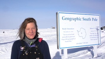 Kathrin am geographischen Südpol