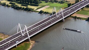 Leverkusener Autobahnbrücke über dem Rhein aus der Luft