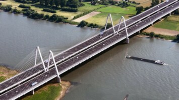 Leverkusener Autobahnbrï¿½cke ï¿½ber dem Rhein aus der Luft