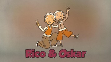 Rico und Oscar tragen braune Upcycling-Klamotten und umarmen sich