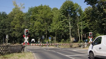 Auto steht vor einer geschlossenen Schranke