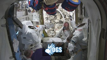 Astronaut zieht Raumanzug an