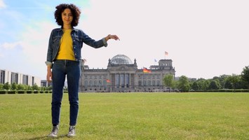 Siham auf einer Wiese vor dem Reichstag