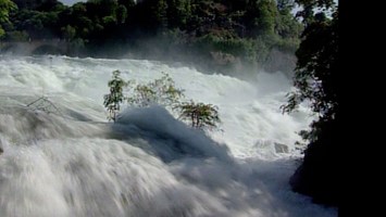 Wassermassen stürzen runter