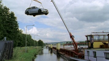 Ein Auto hï¿½ngt an einem Schiffskran