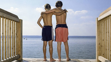 Zwei Jungs in Badehosen
