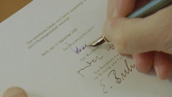 Der Prï¿½sident unterzeichnet ein Gesetz