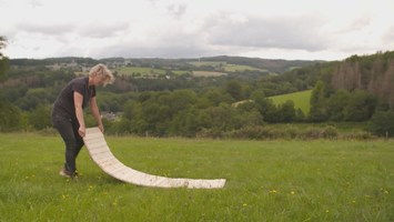 Laura auf einer Wiese mit der neu gebauten Hängebatte