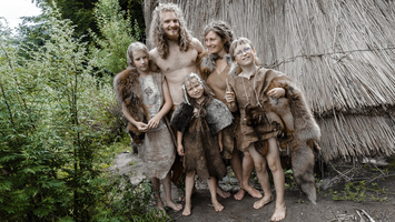 Familie in Steinzeit-Camp in Dithmarschen