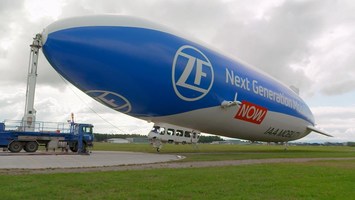 Ein Zepellin wird von einem Lkw gezogen