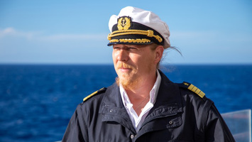 Kapitän Hilko Mahler in Uniform auf seinem Schiff