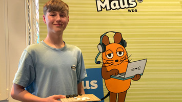 Go-Spieler Marlon mit Spielbrett