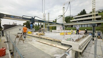 Ein 3D-Drucker auf einer Baustelle.